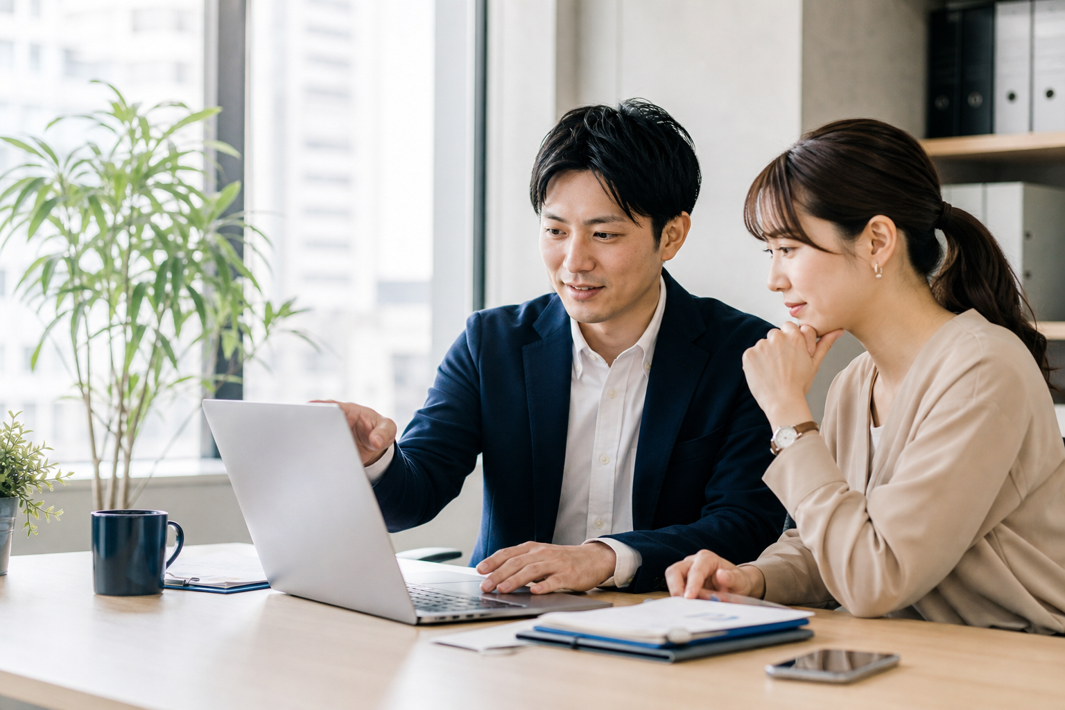 パソコンで人材計画を確認する様子